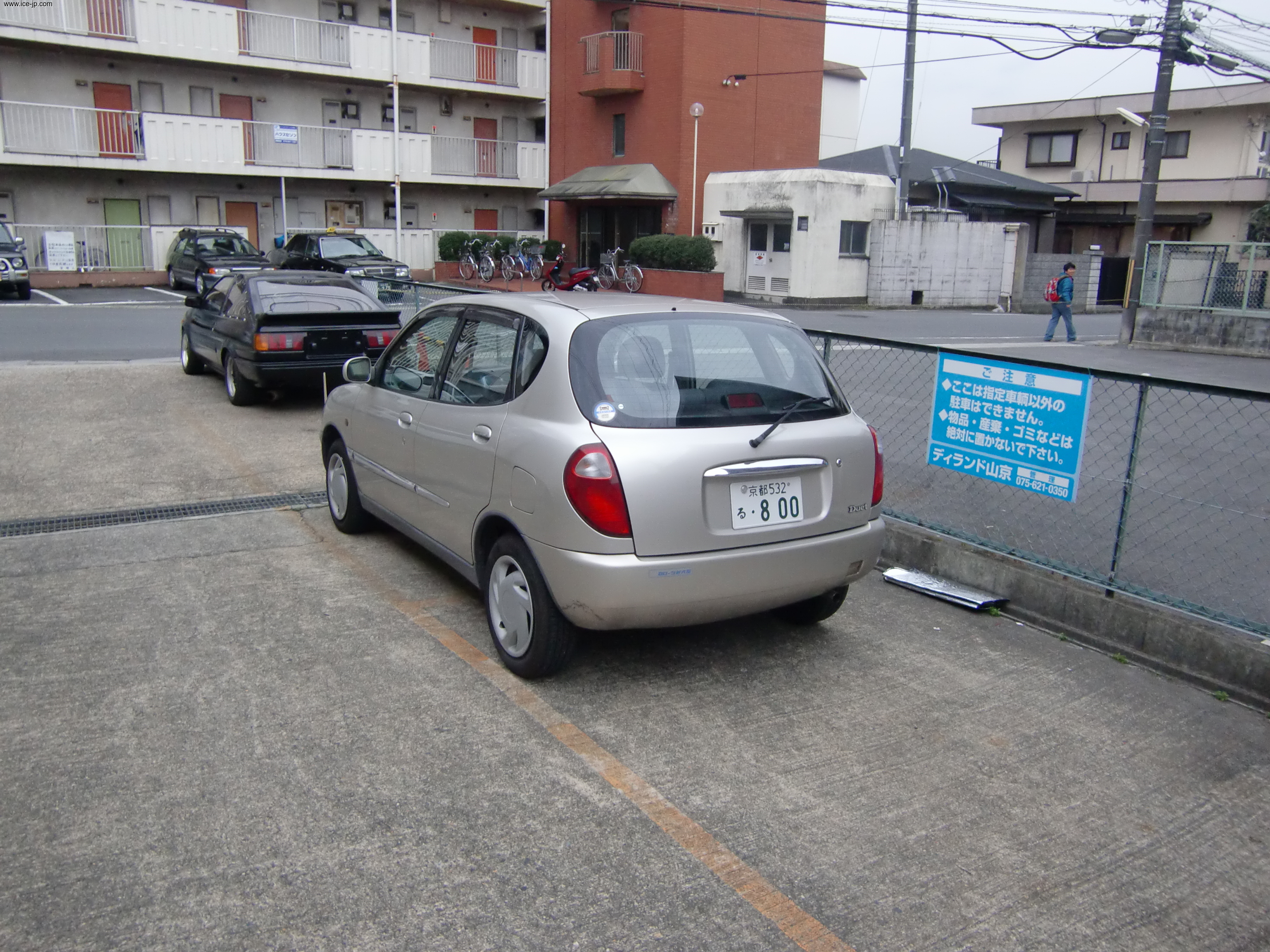 back of car M100A - 1998 Toyota Duet X - Silver